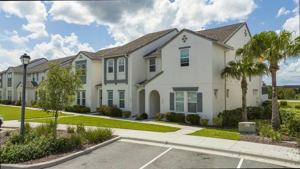 Stunning 5 Bd Home w/ Pool Close to Disney 174 House in Four Corners