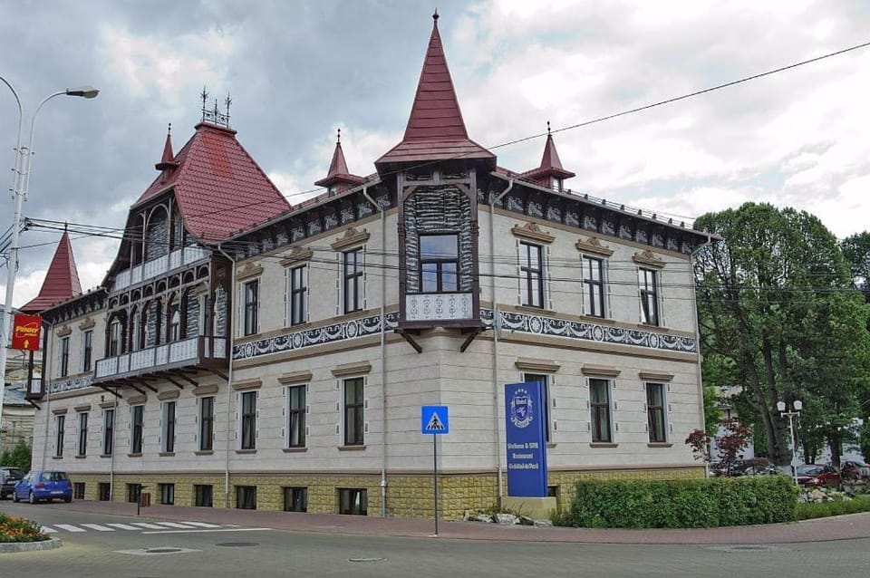 Facade/entrance