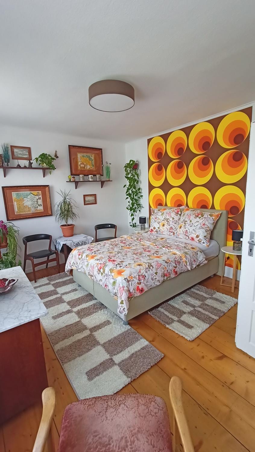 Bedroom, Street view