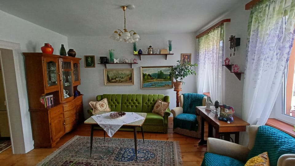 Living room, Street view
