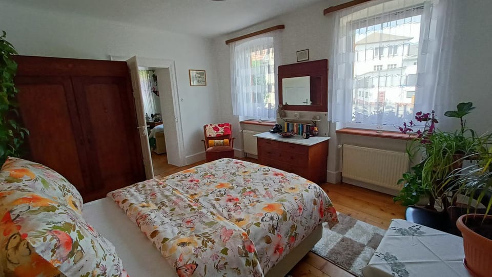 Bedroom, Street view
