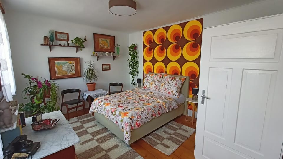 Bedroom, Street view