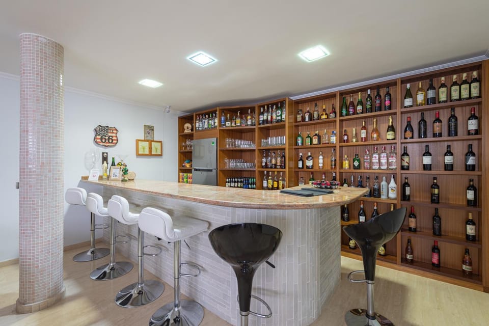 Lounge or bar, Food and drinks, Alcoholic drinks