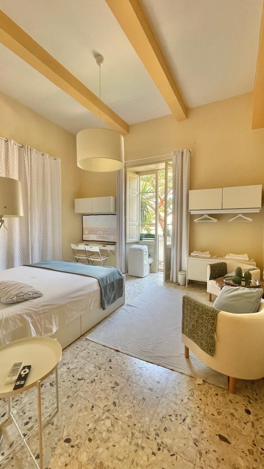 Three Rooms Vacation rental in Messina