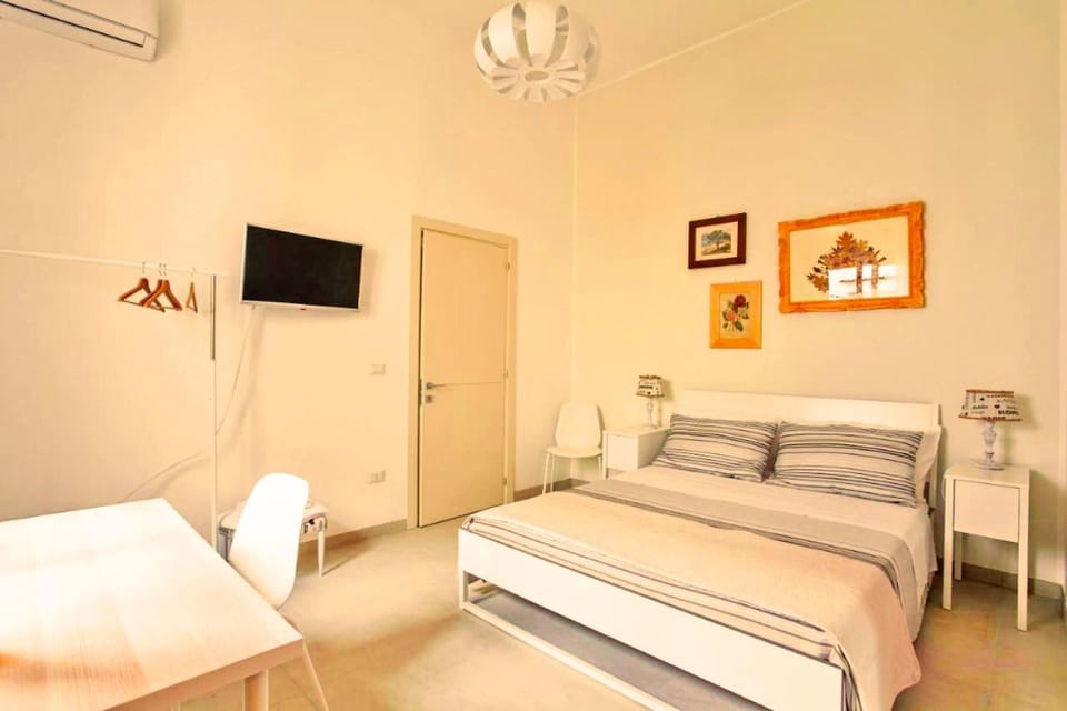 Bed, TV and multimedia, Photo of the whole room, Bedroom, air conditioner