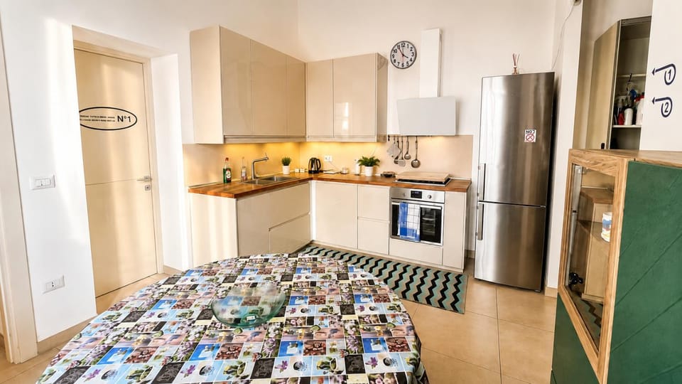 Kitchen or kitchenette, Kitchen or kitchenette, Dining area, Communal kitchen, Lunch, oven, stove, kitchen