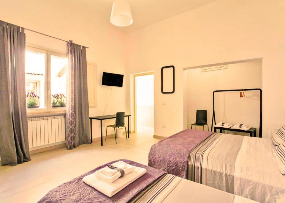 Bed, TV and multimedia, Photo of the whole room, Bedroom, towels