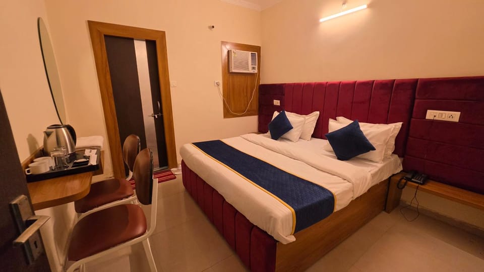 Bed, Photo of the whole room, Bedroom, air conditioner