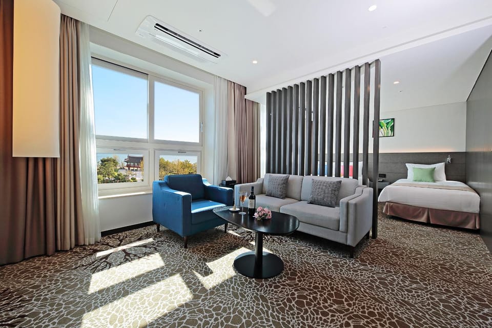 Living room, Photo of the whole room, Bedroom, Sea view