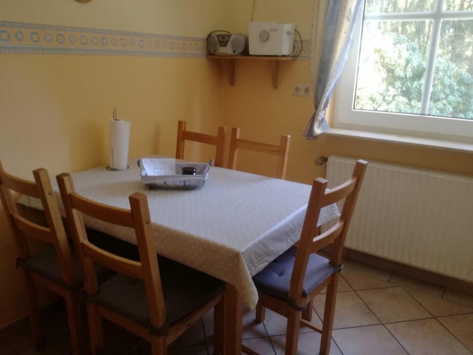 Kitchen or kitchenette, Seating area