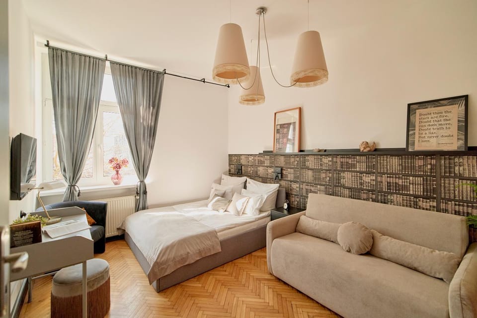Bed, Living room, Photo of the whole room, Seating area, Bedroom