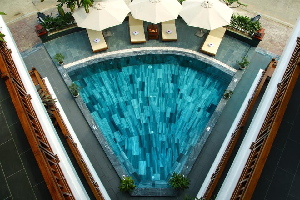 Patio, Nearby landmark, Neighbourhood, Natural landscape, Bird's eye view, Garden, Balcony/Terrace, City view, Garden view, Lake view, Landmark view, Mountain view, Pool view, River view, Street view, Swimming pool, Non alcoholic drinks