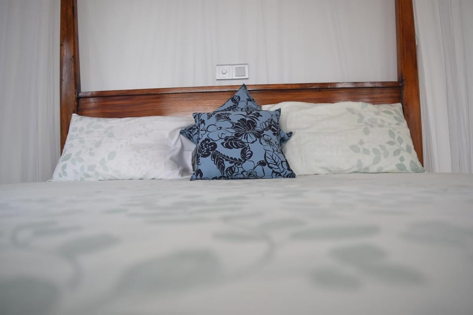 Hill cottage - ocean view Bed and Breakfast in Southern Province