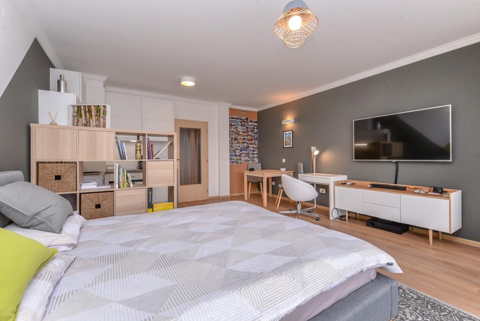 TV and multimedia, Seating area, Bedroom