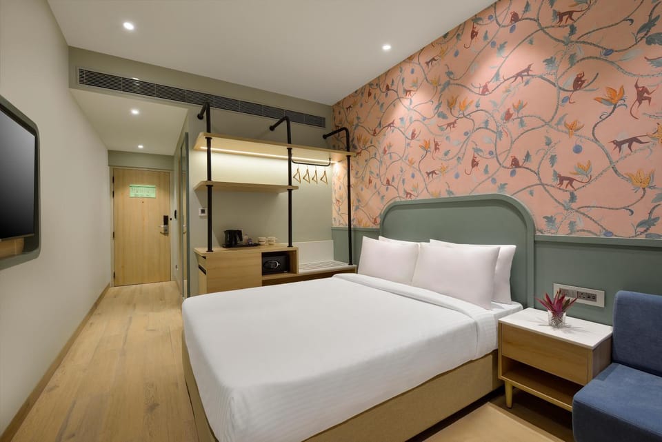 Bed, TV and multimedia, Bedroom