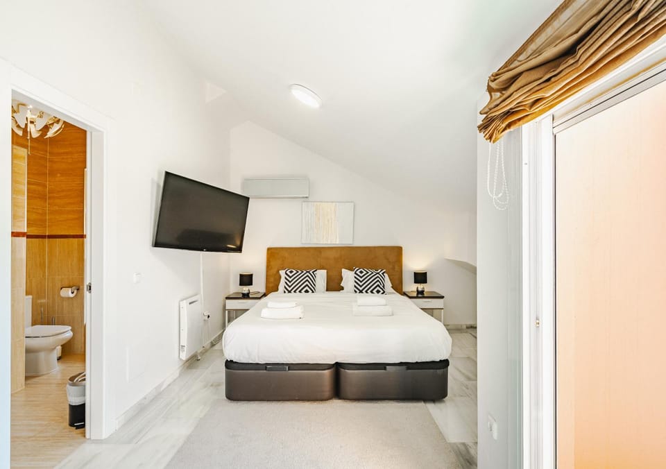 Bed, Bathroom, TV and multimedia, Balcony/Terrace, Photo of the whole room, Bedroom, Area and facilities, towels