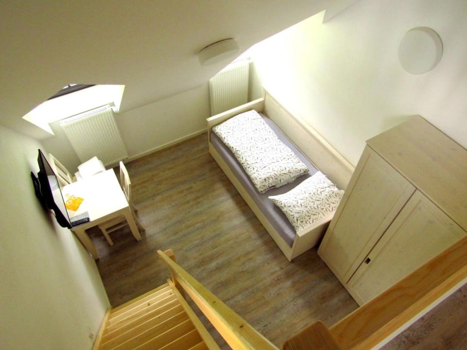 Bed, TV and multimedia, Living room, Photo of the whole room, Seating area, Bedroom, hair dresser