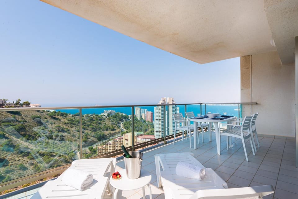 Property building, Balcony/Terrace, Decorative detail, Sea view