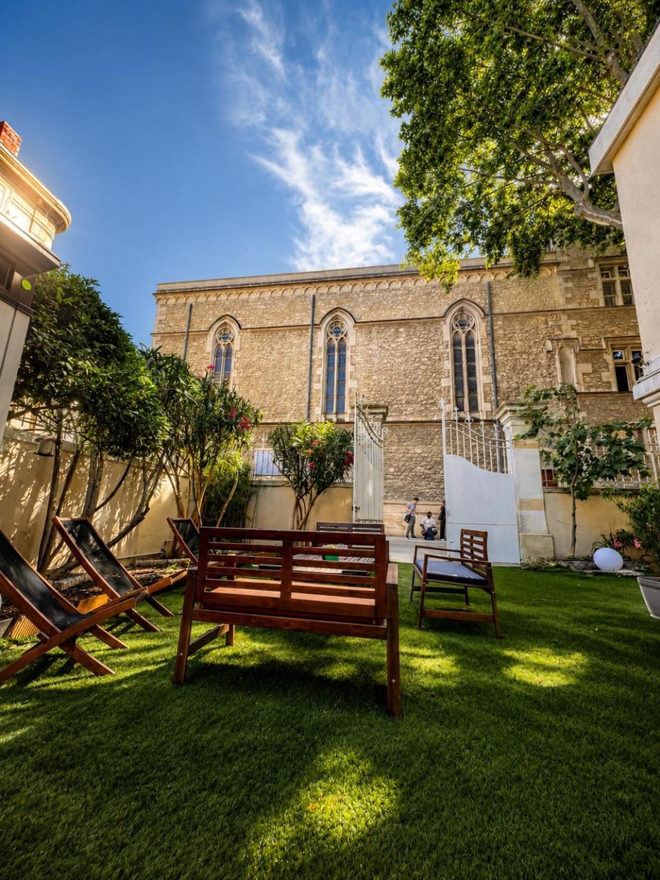 Patio, Day, Natural landscape, Garden, Garden view, sunbed