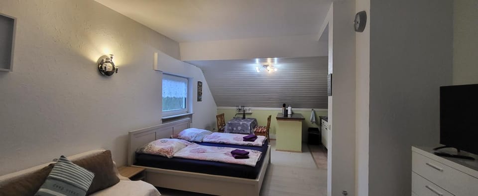 Bed, Photo of the whole room, Seating area