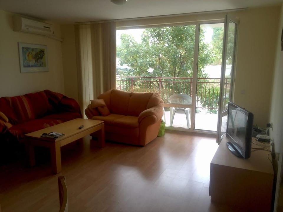 TV and multimedia, Seating area, air conditioner
