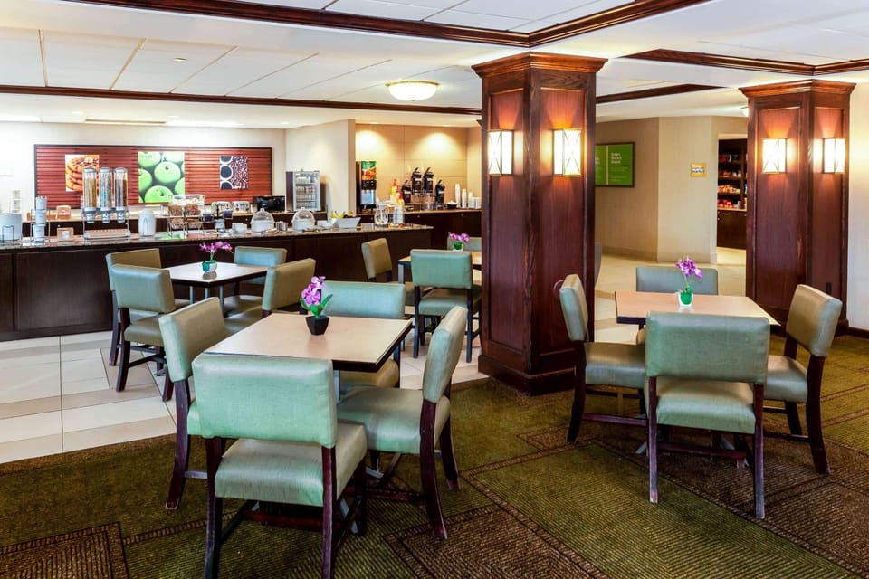 Restaurant/places to eat, Dining area, On site, Breakfast
