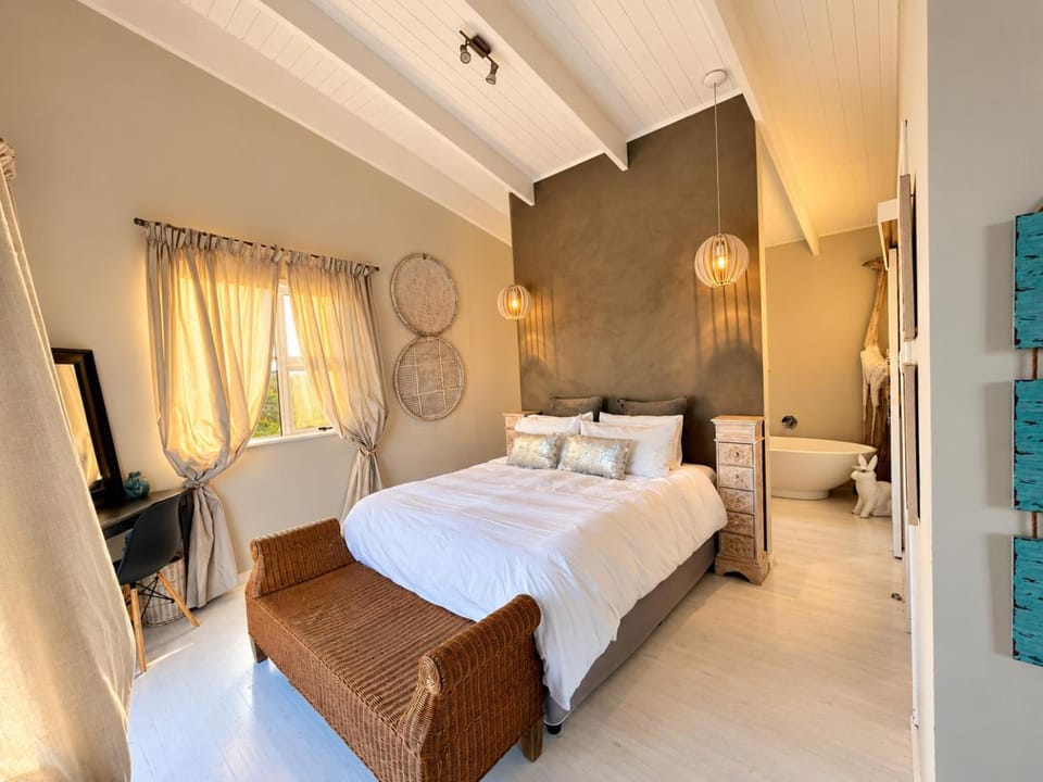 Bed, Bathroom, Photo of the whole room, Bedroom, Bath, towels
