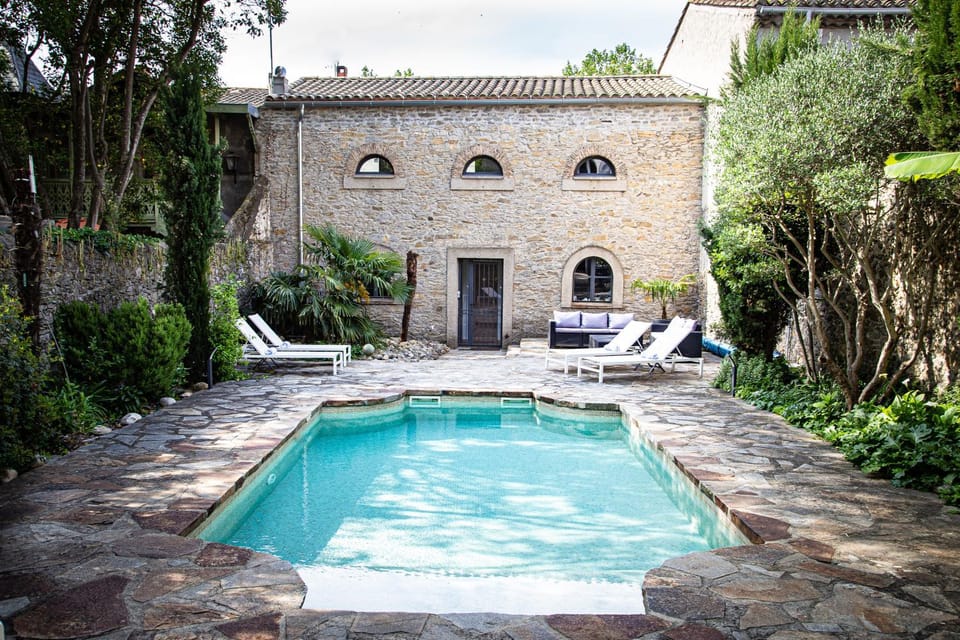 Property building, Patio, Garden, Garden view, Pool view, Swimming pool, sunbed