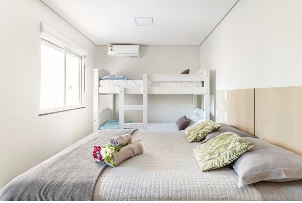 Bed, Photo of the whole room, Bedroom, bunk bed, towels
