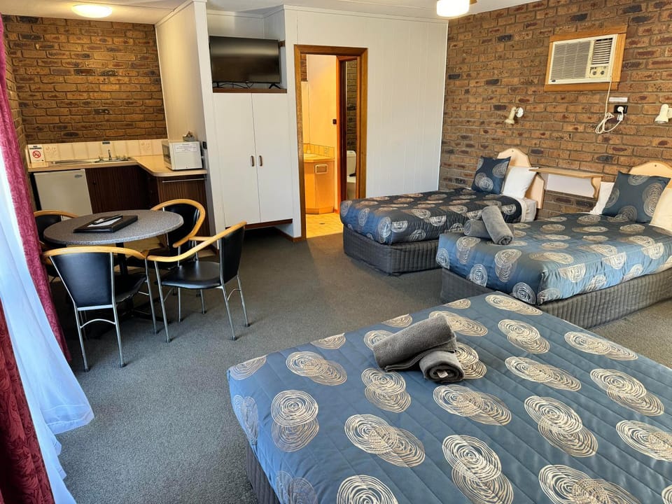 Bed, TV and multimedia, Living room, Photo of the whole room, Seating area, Dining area, Bedroom