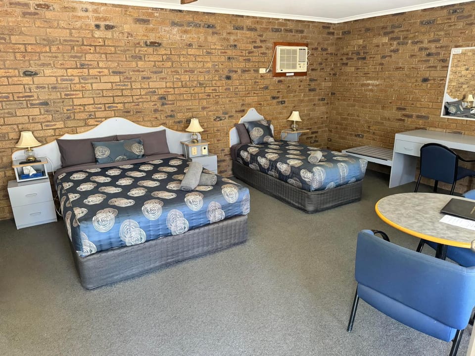 Bed, Living room, Photo of the whole room, Seating area, Bedroom