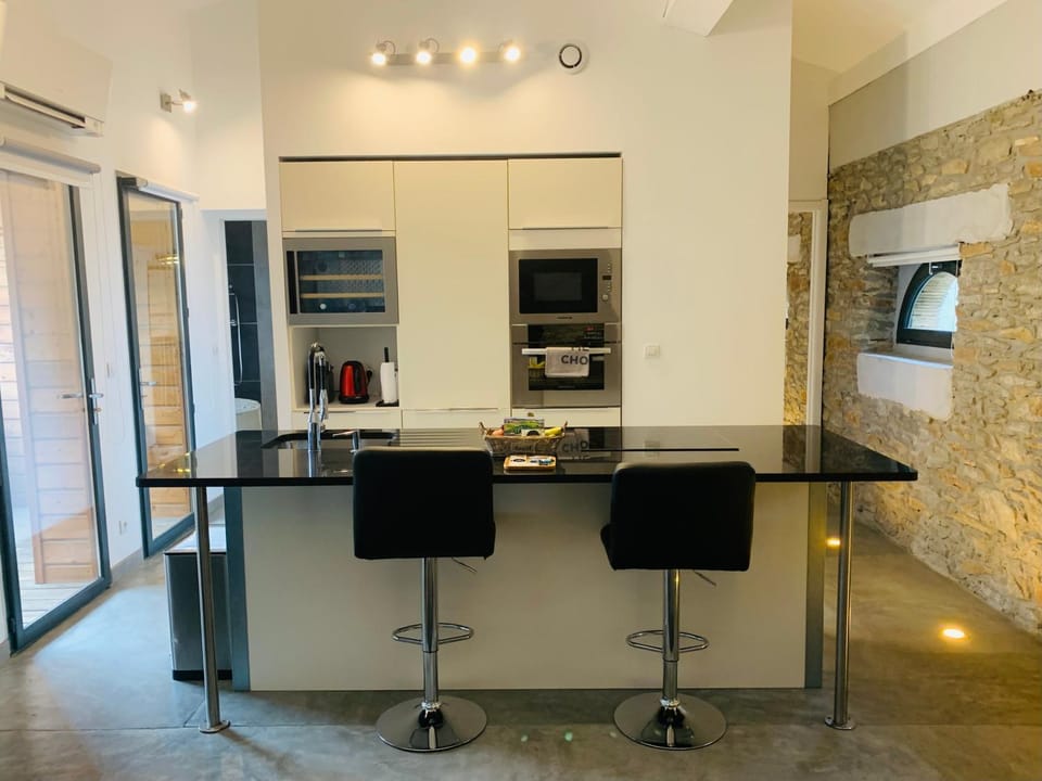 Kitchen or kitchenette, Dining area
