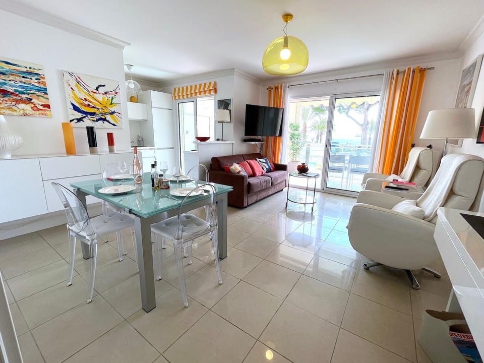 Living room, Seating area, Dining area