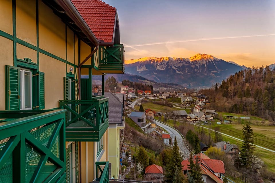 Property building, Balcony/Terrace, Mountain view
