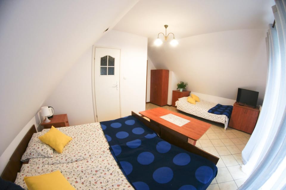 Bed, TV and multimedia, Photo of the whole room, Bedroom, wardrobe
