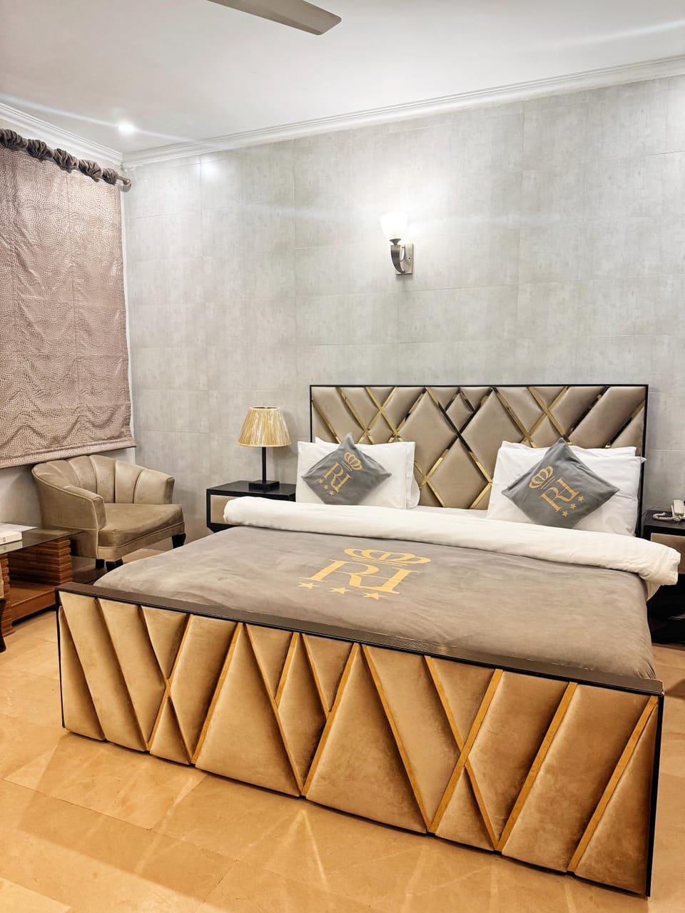 Photo of the whole room, Bedroom