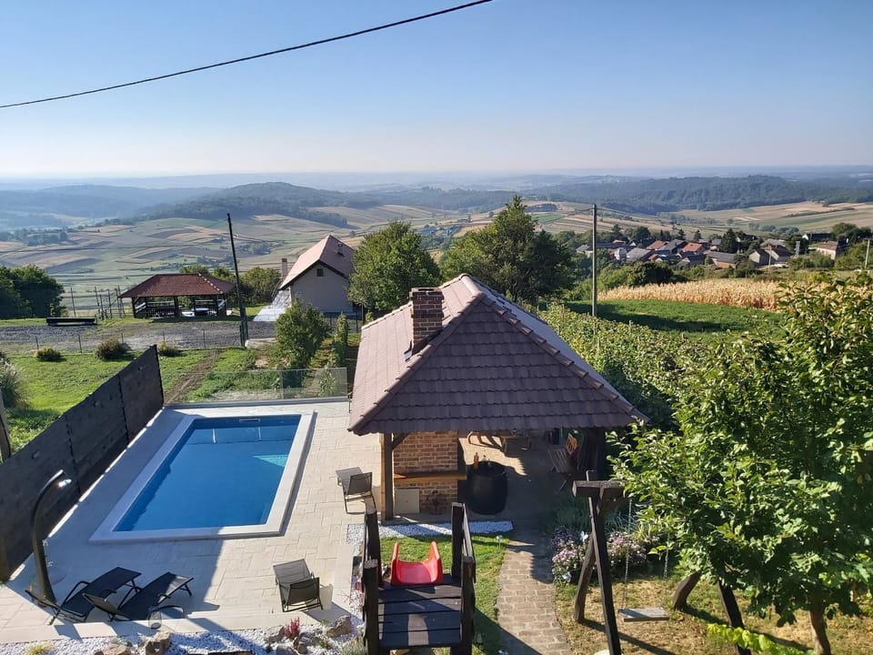 Day, Neighbourhood, Natural landscape, Bird's eye view, Swimming pool, sunbed