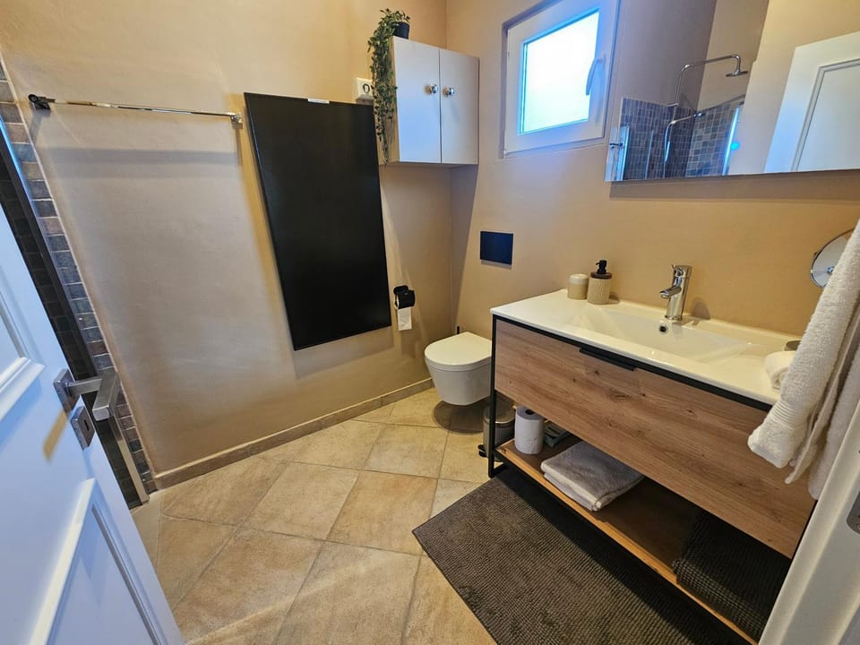 villa yvonne,private pool,private parking 1,7 km from the beach Villa in Olhos de Água