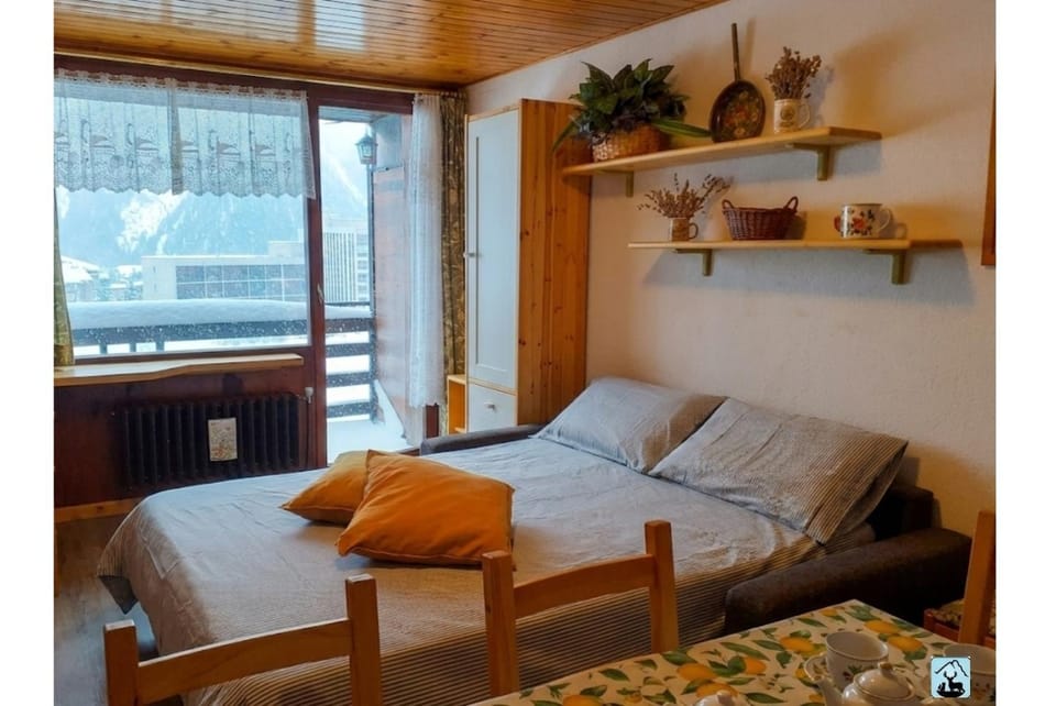 Bed, Living room, Seating area, Dining area