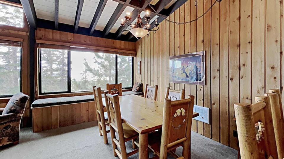 Warm and Cozy 4 Bedroom Condo in Mammoth! Apartment in Mammoth Lakes
