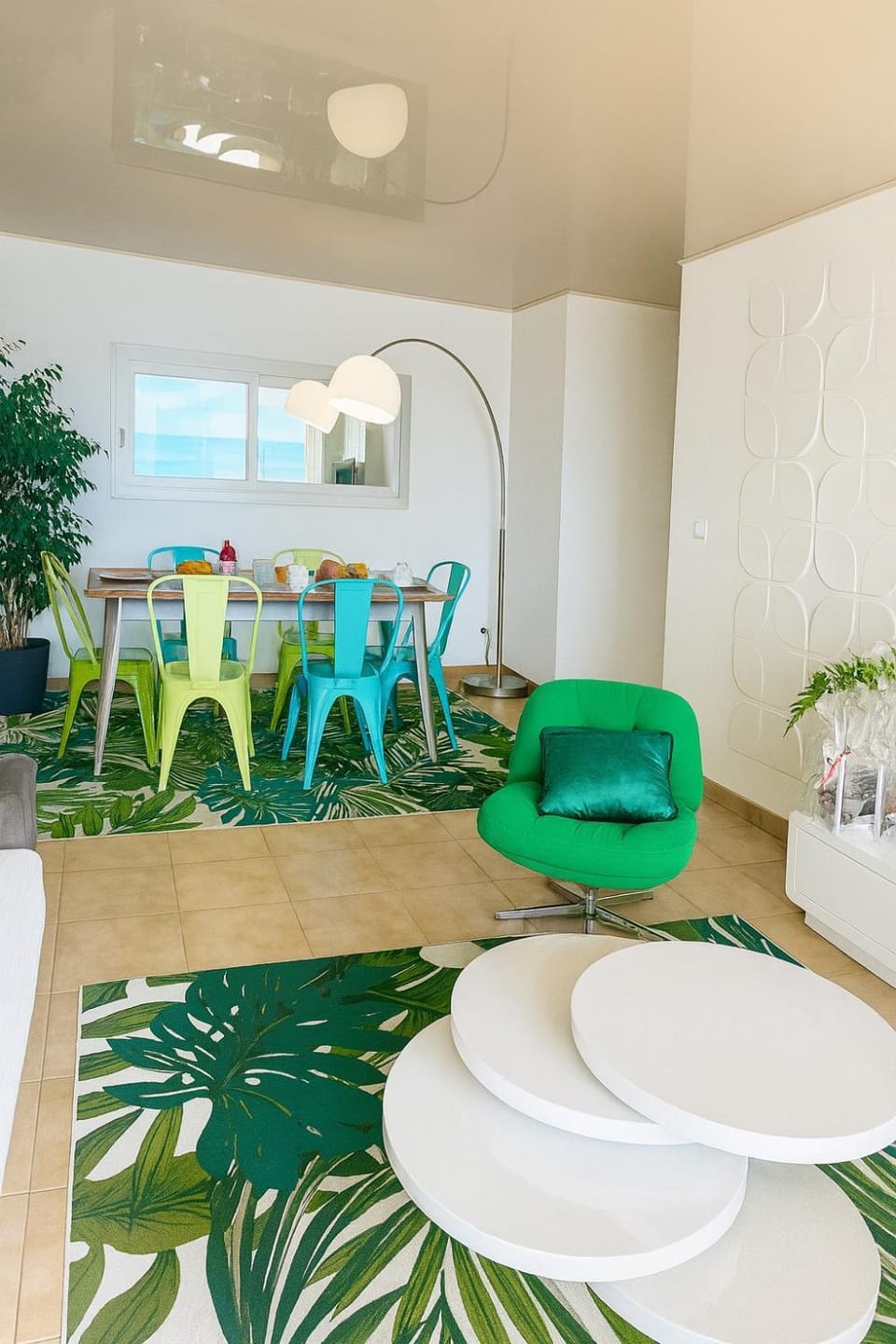 Living room, Seating area, Dining area