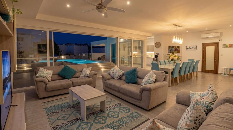 Communal lounge/ TV room, TV and multimedia, Living room, Seating area, Evening entertainment, Pool view, Swimming pool, fireplace, sunbed, air conditioner