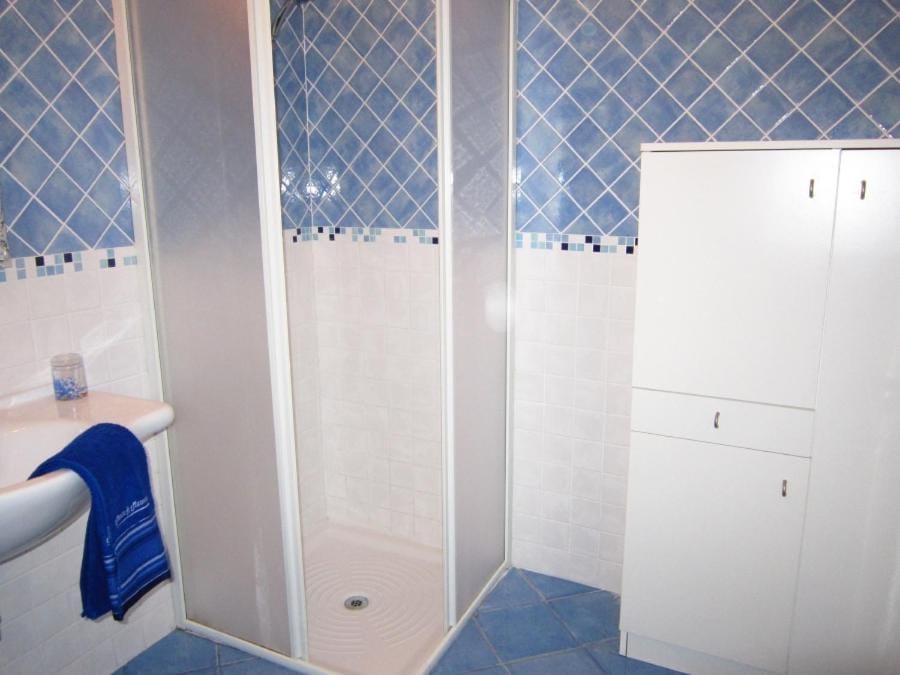 Shower, Toilet, Bathroom, wardrobe