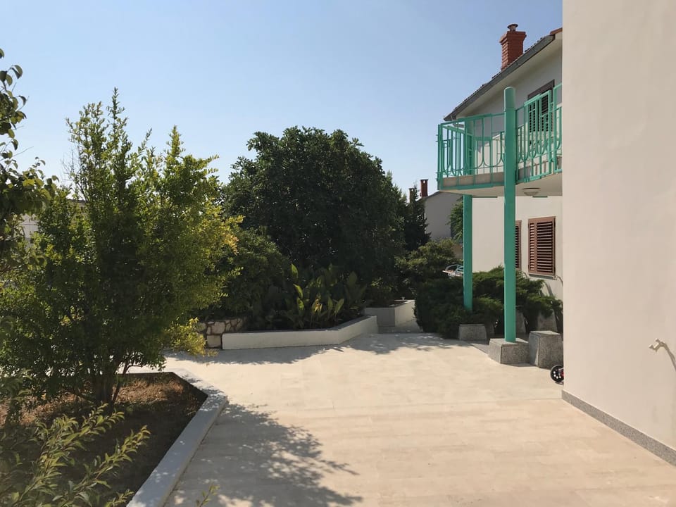 Property building, Facade/entrance, Garden