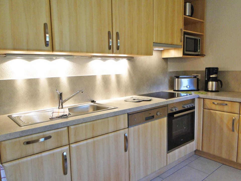 Coffee/tea facilities, Kitchen or kitchenette, dishwasher, stove, toaster
