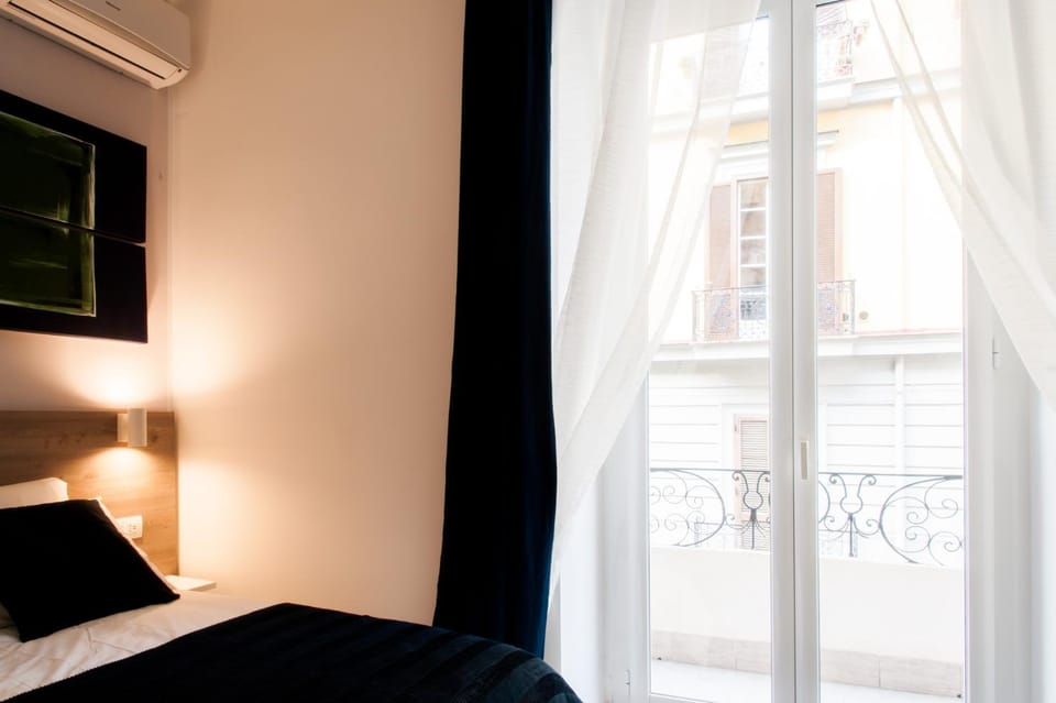 Bed, Photo of the whole room, air conditioner