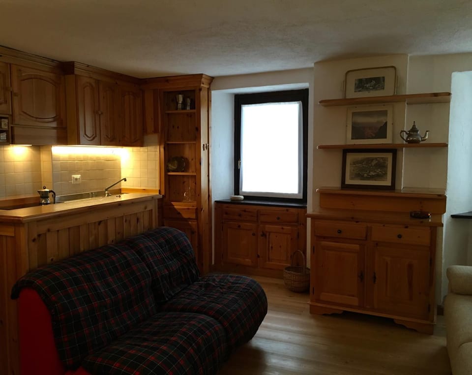 Kitchen or kitchenette, Living room, Seating area, stove