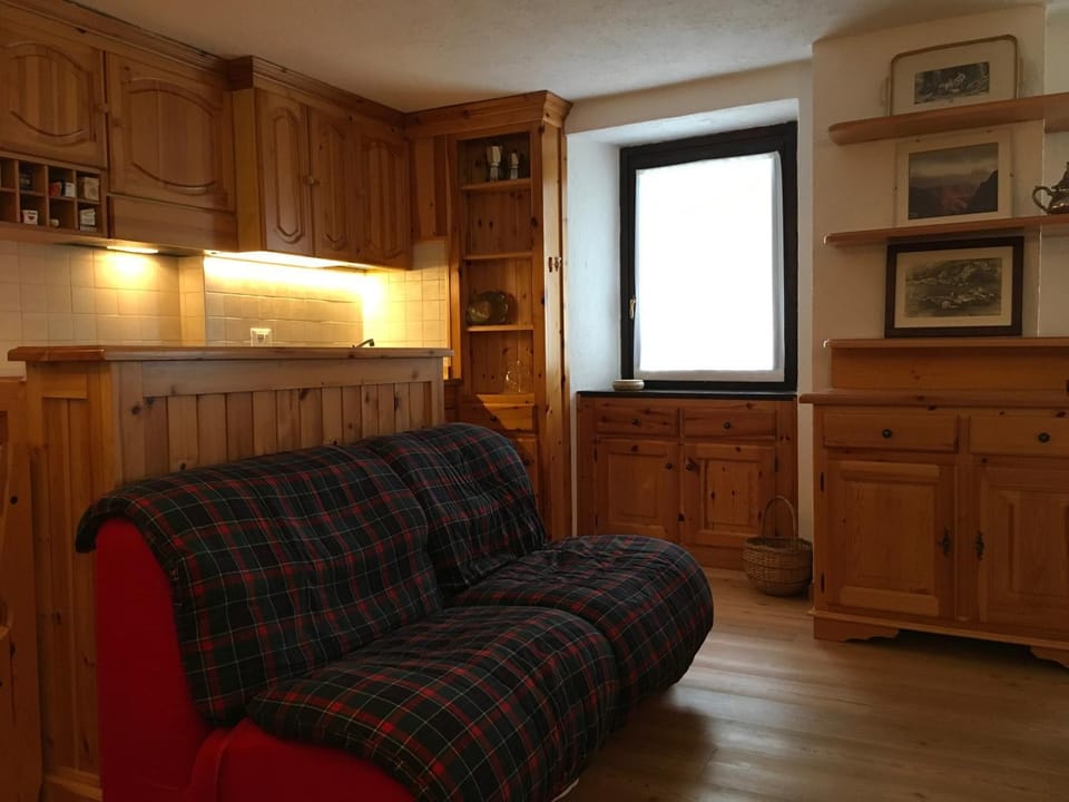 Kitchen or kitchenette, Living room, Seating area