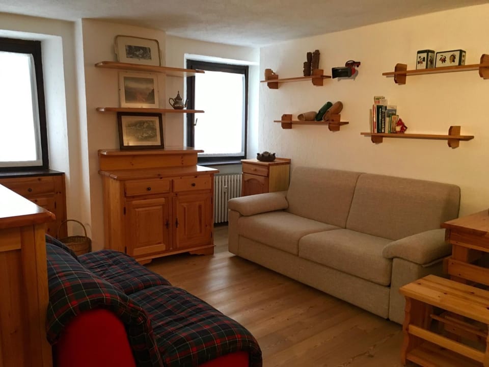 Kitchen or kitchenette, Living room, Seating area, Evening entertainment