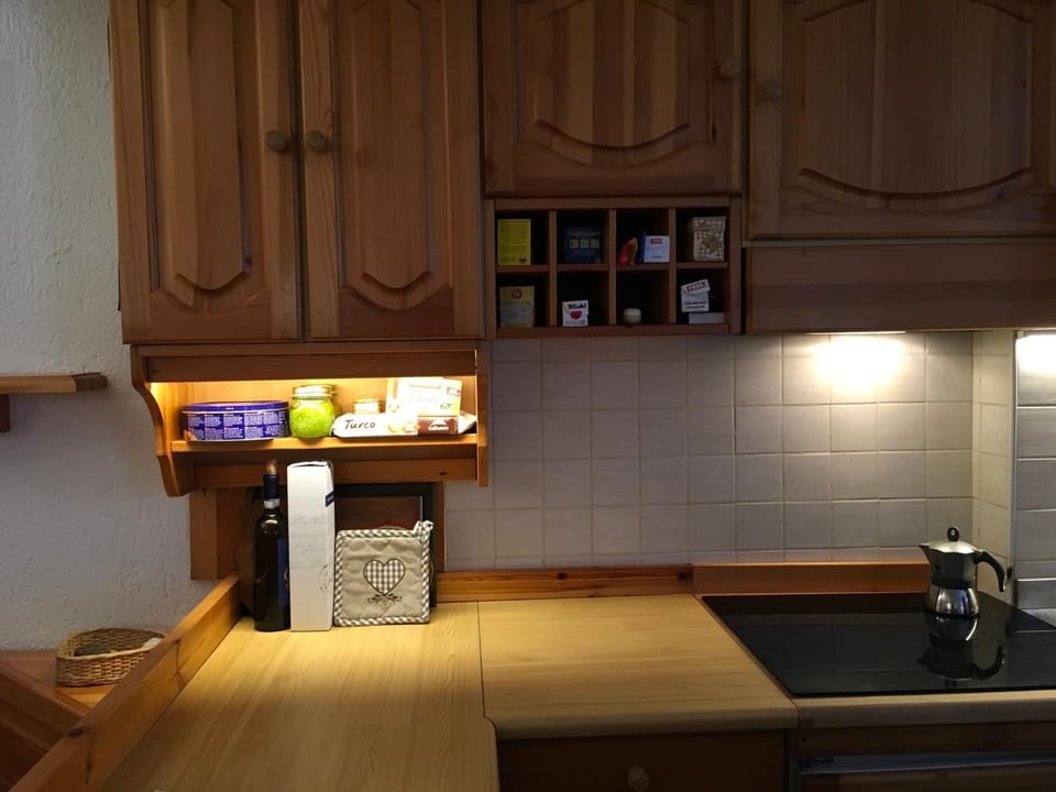 Coffee/tea facilities, Kitchen or kitchenette, stove